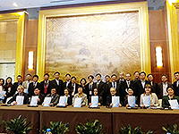 Delegates pose for a group photo at the establishment ceremony of the China-UK Association for the Humanities in Higher Education